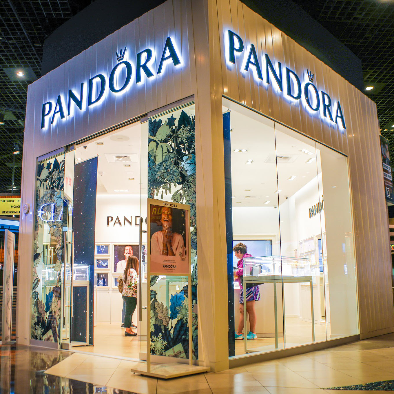Pandora store front
